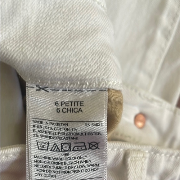 Old Navy White Ankle Cropped Jeans Distressed - Picture 6 of 8